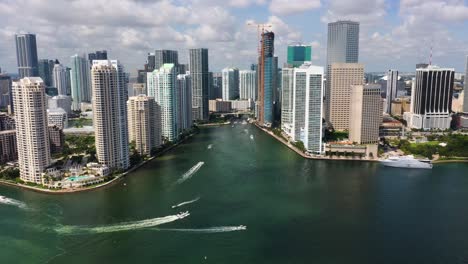 Reibungsloses-4K-Drohnen-Push-In-Video-über-Der-Mündung-Des-Miami-River