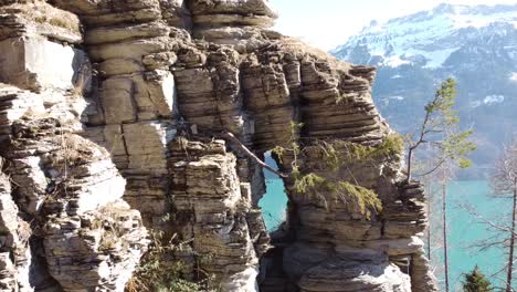 Blick-Durch-Ein-Loch-In-Einem-Felsen-Des-Brienzersees-In-Den-Schweizer-Bergen-Mit-Schnee