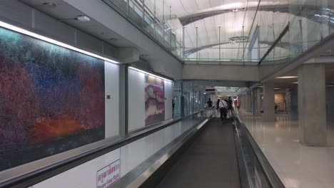 Suvarnabhumi-Airport,-Bangkok,-Thailand:-Landschaftsansicht-Im-Terminal-Mit-Vielen-Passagieren-Während-Der-Covid19-koronaviruskrise-In-Thailand