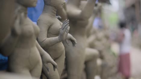 Making-of-of-an-idol-of-Hindu-goddess-Durga-at-Kumartuli-in-Calcutta,-slow-motion-focus-shift