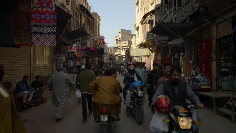 Gente-Pakistaní-Ocupada-Comprando-En-El-Mercado-Local-En-Lahore,-Provincia-De-Punjab,-Pakistán