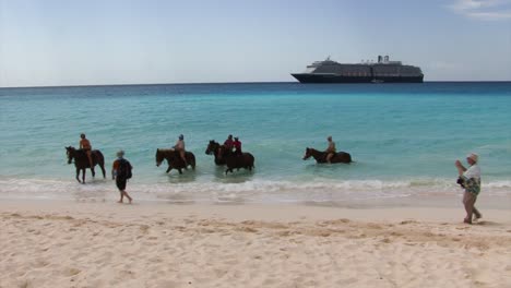 Ausritt-Im-Türkisfarbenen-Wasser-Der-Karibik,-Bahamas