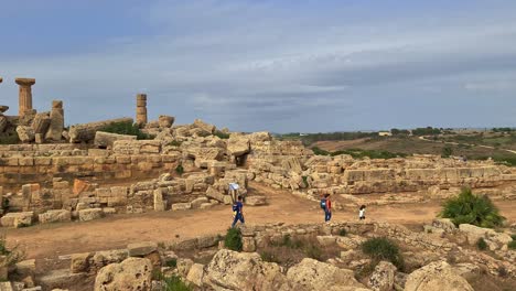 Panning-view-of-Selinunte-archaeological-park-in-Sicily-with-people,-Italy