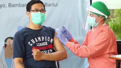 Yogyakarta,-Indonesien---15.-Feb-2021:-Männlichen-Gesundheitspersonal-In-Einem-Krankenhaus-Wird-Der-Corona-virus-impfstoff-Injiziert