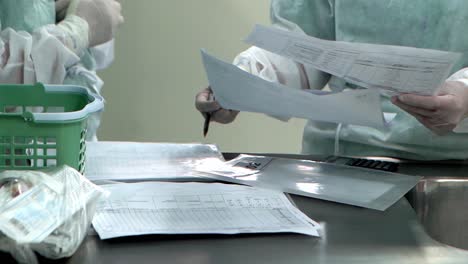 Krankenschwestern-überprüfen-Den-Papierkram-Für-Patienten-Auf-Der-Covid-19-Intensivstation-Mit-Der-Brasilianischen-P1-Variante