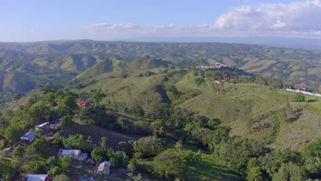 Luftaufnahme-Zwischen-Den-Grünen-Hügeln-In-Jarabacoa,-Reine-Luft-Und-Natürliche-Umgebung