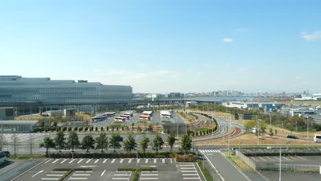 Bereich-Des-Flughafens-Tokio-Haneda-Mit-Dem-Fluss-Tama-Im-Hintergrund