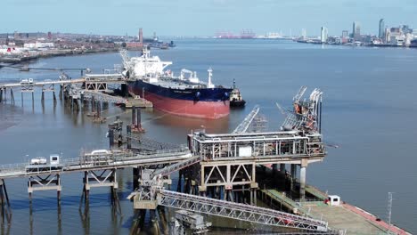 Buque-Cisterna-Comercial-De-Crudo-Cargando-En-La-Terminal-Portuaria-De-Refinería-Vista-Aérea-Marcha-Atrás-Lenta