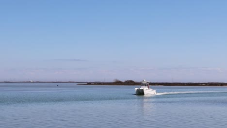 Angelndes-Flachboot,-Das-An-Einem-Hellen-Winternachmittag-Durch-Kleine-Sturminseln-In-Der-Golf-Intercoastal-Wasserstraße-In-Der-Nähe-Von-Padre-Island-Navigiert