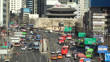 Namdemun-Autoverkehr-Und-Sungnyemun-Tor-Im-Hintergrund---Namdaemun-Bezirk-Von-Seoul