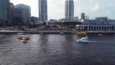 4K-Luftvideo-Tilt-up-Enthüllung-über-Die-Bootsparade-Am-4.-Juli-Auf-Dem-Garnisonskanal