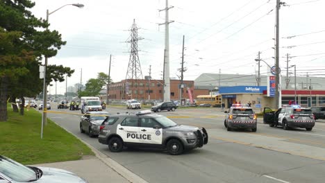 Policía-Y-Servicios-De-Emergencia-Ayudando-En-Un-Accidente-De-Motocicleta-En-Toronto,-Canadá