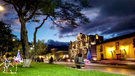 Menschen-Auf-Dem-Rasen-Der-Plaza-De-Armas-Von-Cajamarca-In-Peru-Mit-Blick-Auf-Die-Kathedrale-Von-Cajamarca-Bei-Nacht