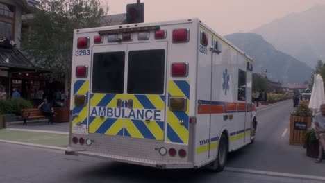 Krankenwagen-Fährt-Durch-Die-Fußgängerzone-In-Banff