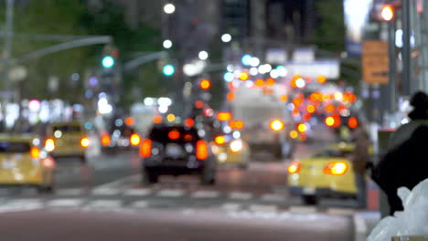 Rack-Fokus-Vom-Rücklicht-Leuchten,-Während-Sich-Der-Verkehr-In-New-York-City,-USA,-Bewegt