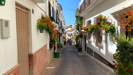 Spaziergang-Durch-Eine-Typische-Enge-Spanische-Straße-In-Der-Altstadt-Von-Estepona-Mit-Häusern,-Bunten-Blumentöpfen-Und-Schönen-Balkonen
