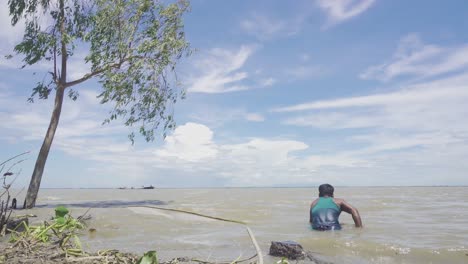 Plano-General-De-Un-Pescador-De-Bangladesh-Pescando-En-El-Río-Durante-La-Inundación