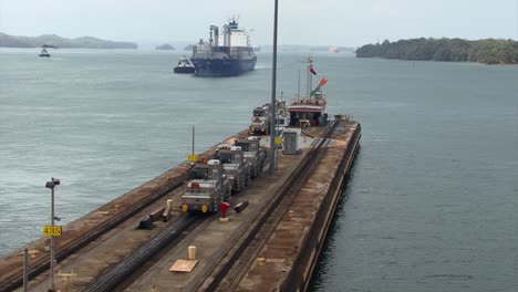 Containerschiff-Fährt-In-Die-Schleusen-Von-Gatun,-Nachdem-Es-Den-Gatun-See,-Den-Panamakanal,-überquert-Hat