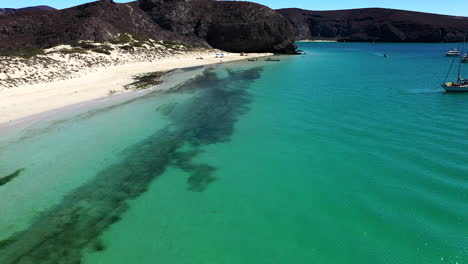 Panorama-De-Dunas-De-Arena-Y-Acantilado-Rocoso-En-La-Playa-Balandra-En-Baja-California-Sur,-México