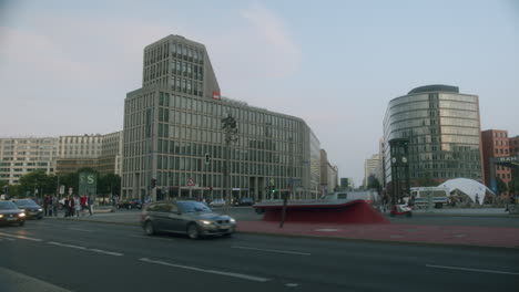 Kreuzung-Potsdamer-Platz-In-Berlin,-Deutschland,-Blaue-Stunde-–-Handgehaltene-Weitwinkelaufnahme