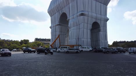 Toma-Estática-Del-Arco-De-Triunfo-Completamente-Envuelto-Por-Christo-Y-Jeanne-Claude-Con-Automóviles-Y-Tráfico,-París,-Francia