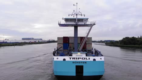 Heckansicht-Des-Tripolis-Frachtschiffs,-Das-Entlang-Der-Oude-Maas-Fährt
