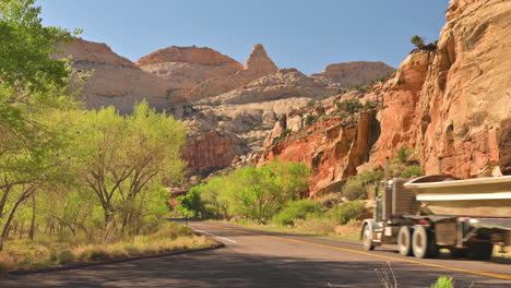 Highway-24-Durch-Den-Capitol-Reef-Nationalpark-Mit-Einem-Jeep,-Der-An-Einer-Schmalen-Asphaltstraße-In-Der-Nähe-Von-Torrey,-Bundesstaat-Utah,-USA,-Vorbeifährt