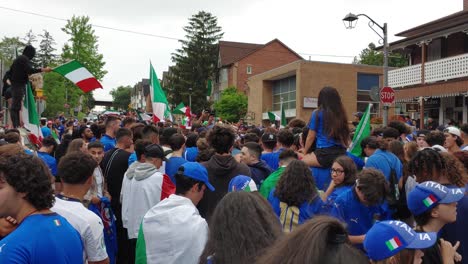 Fußballfans-Feiern-Italiens-EM-Sieg-In-Den-Straßen-Von-Woodbridge,-Kanada