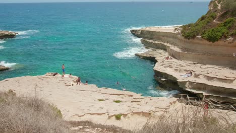 Turista-En-La-Escarpada-Costa-De-La-Piscina-Natural-En-St