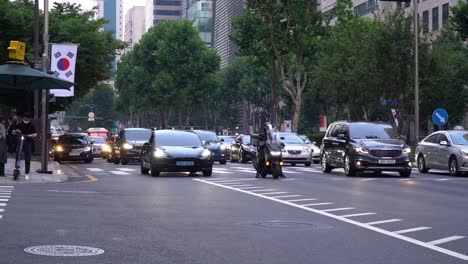 Fahrzeuge-Halten-Während-Der-Hauptverkehrszeit-Am-Nachmittag-An-Der-Kreuzung-Im-Bezirk-Gangnam,-Seoul,-Südkorea