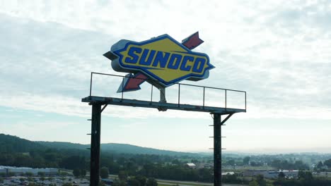 Sunoco-Logo,-Schild-Gegen-Bewölkten-Himmel