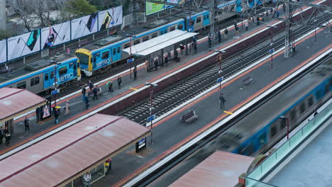 Lapso-De-Tiempo-De-La-Hora-Pico-De-La-Mañana-Mirando-Hacia-Abajo-A-Los-Trenes-Y-Pasajeros-En-La-Estación-De-Tren-De-South-Yarra-En-Melbourne,-Australia