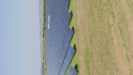 Vertikal:-Luftaufnahme-Von-Solarparkpaneelen,-Die-Natürliche-Energie-Aus-Der-Sonne-Erzeugen