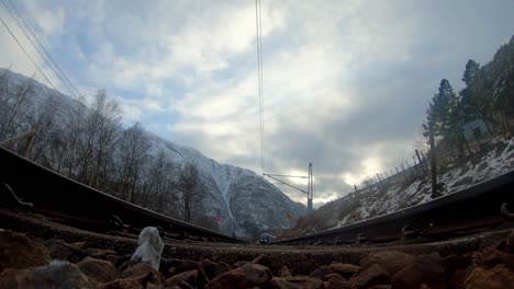 Niedriger-Weitwinkelzug,-Der-Auf-Eisenbahnschienen-Vorbeifährt---Wintersaison