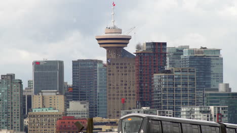 Skyline-Des-Zentralen-Geschäftsviertels-Von-Vancouver.-Skytrain-Vorbei.-Statisch