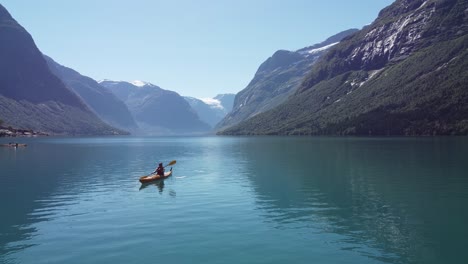 Kayak-En-Un-Entorno-Espectacular-En-El-Lago-Lovatnet-Loen-Nordfjord-Noruega---Antena-Estática-Con-Una-Chica-En-Kayak-Hacia-La-Cámara