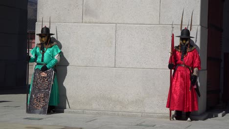 Guardias-Reales-En-Viejos-Trajes-Tradicionales-De-Guerreros-Coreanos-Parados-Frente-A-La-Puerta-De-Gwanghwamun-Palacio-Gyeongbokgung-Seúl-Corea