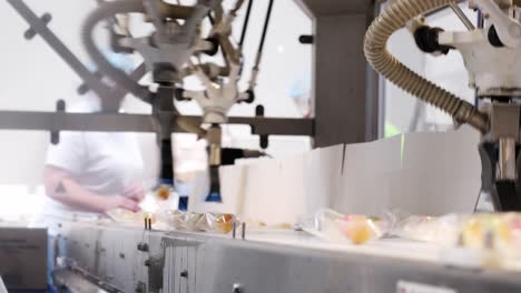 Automatisierte-Roboter-Eis-Am-Stiel-Eisfabrik,-Die-Am-Fließband-Produziert