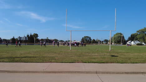 Eine-High-School-Footballmannschaft-Trainiert-An-Einem-Sonnigen-Nachmittag-Hart-Für-Das-Erste-Große-Spiel-Der-Saison