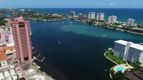 Boca-Raton,-Florida-Usa---8-30-2021:-Video-Aéreo-Cinematográfico-Sobre-El-Lago-Boca-Raton