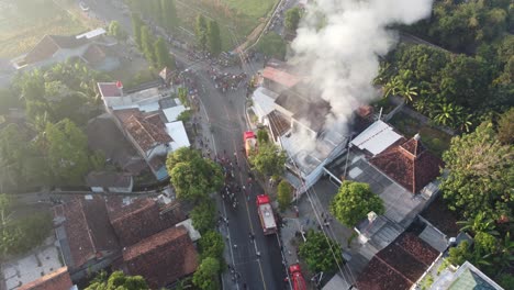 Vista-Aérea-De-Incendios-Domésticos-En-Asentamientos-Densamente-Poblados-En-Indonesia