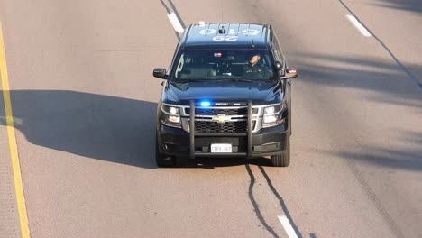 Polizeifahrzeug-Fährt-Bei-Tageslicht-Auf-Der-Straße-Und-Nähert-Sich-Der-Unfallzone-Eines-Öltankers-In-Toronto,-Kanada