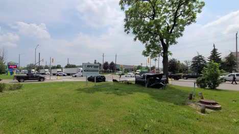 Amplia-Toma-De-Colisión-De-Vehículos-En-La-Intersección-De-Bovaird-Drive-East-Brampton-Canada-El-6-De-Junio-De-2021,-El-Auto-Permanece-En-La-Escena-Y-El-Auto-De-Policía-Bloqueado-En-La-Intersección-Para-Controlar-El-Tráfico