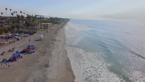 Día-Soleado-De-Verano-En-La-Playa-De-Oceanside,-California