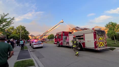 Tagsüber-Mit-Feuerwehrleuten-Zu-Einem-Brennenden-Wohnhaus-Laufen