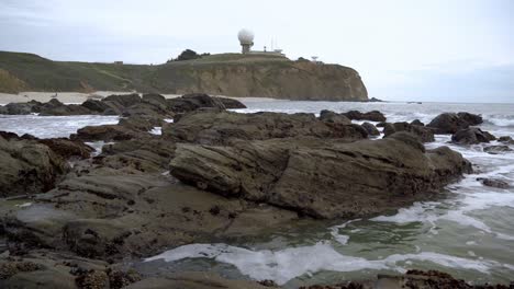 Waves-crashing-onto-rocks-and-view-of-the-Pillar-Point