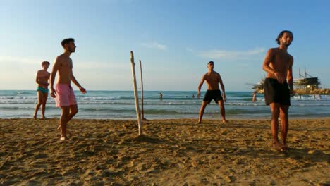Los-Niños-De-Vacaciones-Se-Divierten-Jugando-Al-Fútbol-En-La-Playa-De-Arena-En-Italia