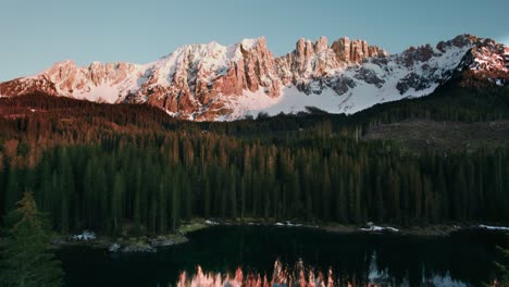 Die-Bergkette-Spiegelt-Sich-Bei-Sonnenuntergang-Im-See