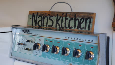 Nan&#39;s-Kitchen-Schild-über-Dem-Antiken-Küchenofen,-Pfanne-Links