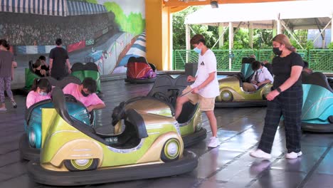 Besucher-Genießen-Die-Fahrt-Mit-Bumper-Blaster-Autos-Im-Vergnügungs--Und-Tierthemenpark-Ocean-Park-In-Hongkong